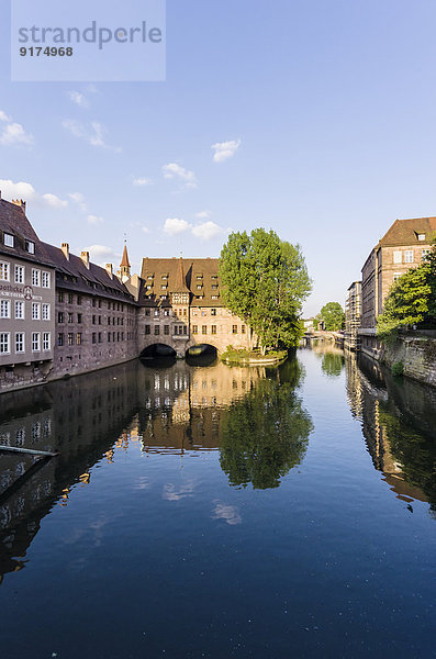 Deutschland  Bayern  Nürnberg  Blick auf das Heilig-Geist-Spital an der Pegnitz