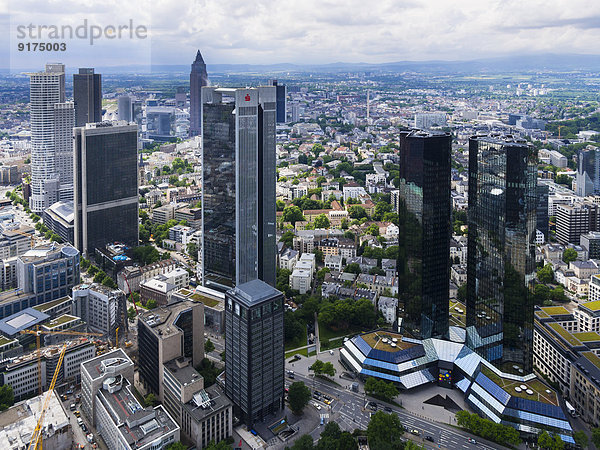 Deutschland  Hessen  Frankfurt  Blick von oben auf Wolkenkratzer und Stadt
