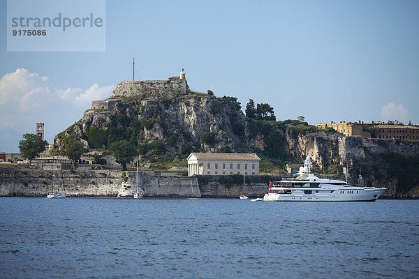 Griechenland  Ionische Inseln  Korfu  Yacht vor der alten Festung