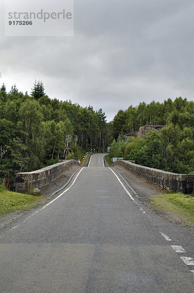 Großbritannien  Schottland  Leere Straße in den Highlands