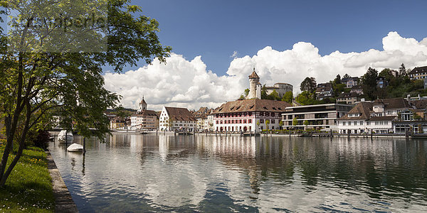 Schweiz  Kanton Schaffhausen  Blick auf Schaffhausen mit Schloss Munot  Hochrhein