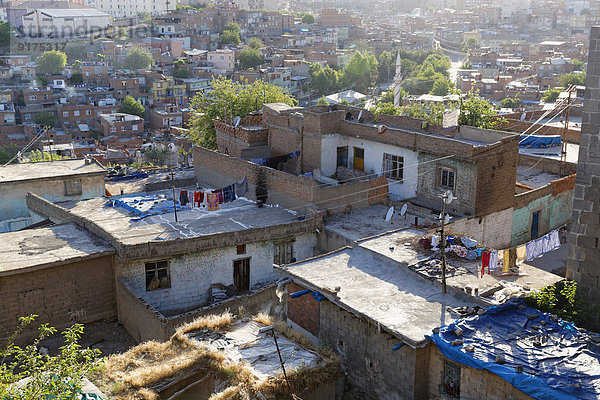 Türkei  Diyarbakir  Blick auf die Dächer von Mehrfamilienhäusern  erhöhte Ansicht