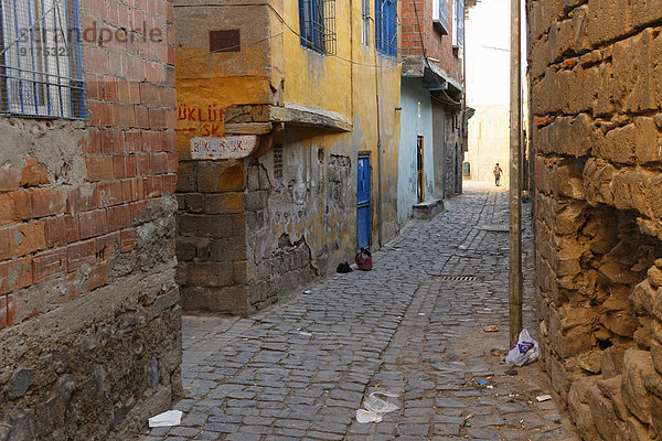 Türkei  Diyarbakir  Blick auf Gasse in der Altstadt