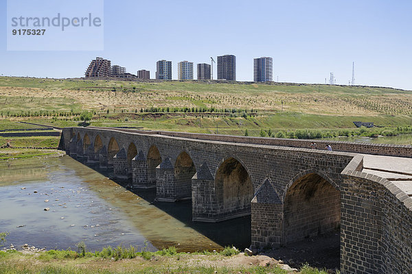 Türkei  Diyarbakir  Blick auf Tigris-Brücke und Satellitenstadt am Horizont