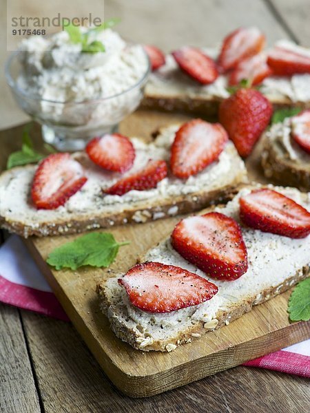 Erdbeer- und veganer Frischkäse-Toast
