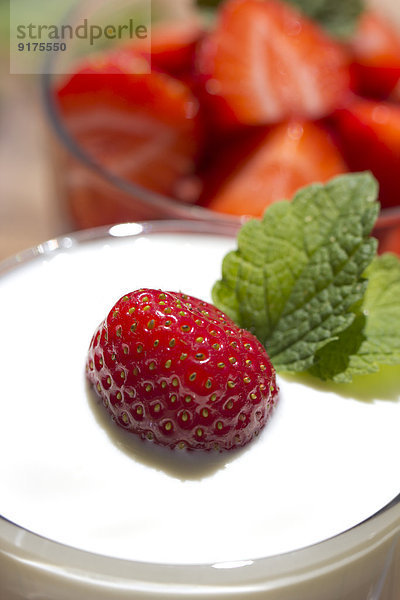 Erdbeeren im Glas und Erdbeeren mit Joghurt im Glas  garniert mit Zitronenmelisse