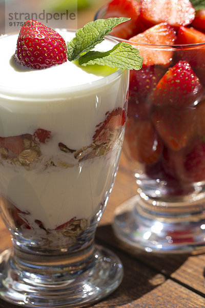 Erdbeeren im Glas und Erdbeeren mit Joghurt und Müsli im Glas  garniert mit Zitronenmelisse