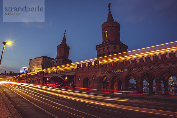 Deutschland  Berlin  Friedrichshain-Kreuzberg  Oberbaumbrücke  Lichtspur