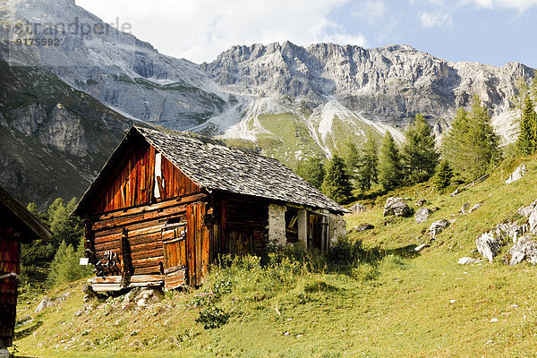 Österreich  Lungau  Holzhütte und Berge