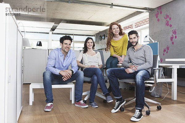 Gruppenbild von vier kreativen Menschen im Büro