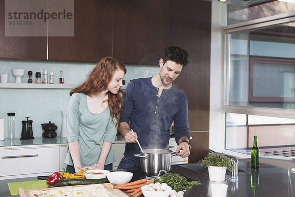 Porträt eines jungen Paares beim gemeinsamen Kochen