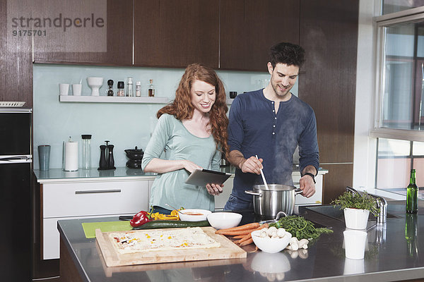 Porträt eines jungen Paares beim gemeinsamen Kochen