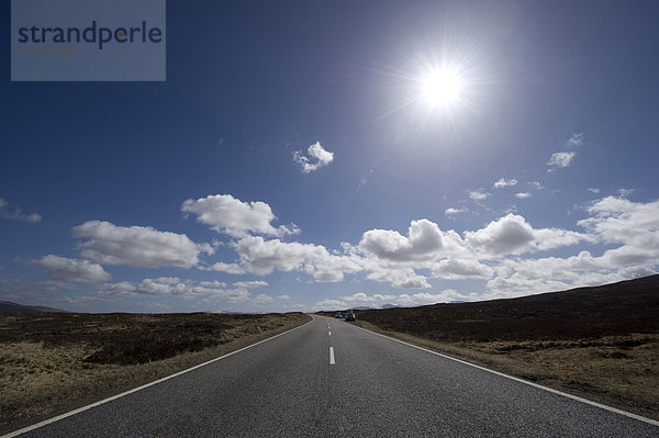 UK  Schottland  Straße in der Sonne