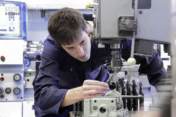 Deutschland  Junge Mechaniker in der Handwerkswerkstatt