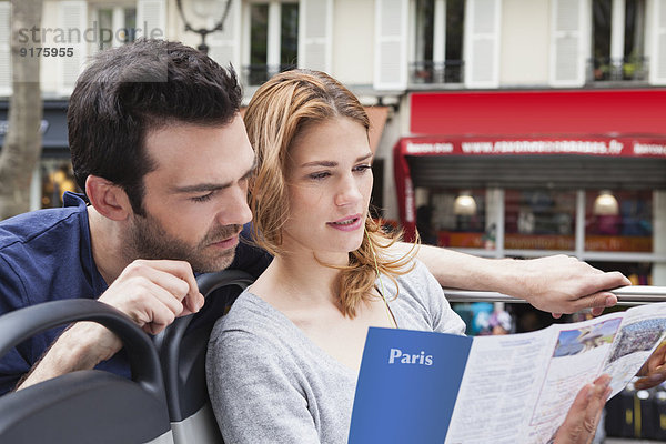 Frankreich  Paris  Paar auf dem Stadtplan