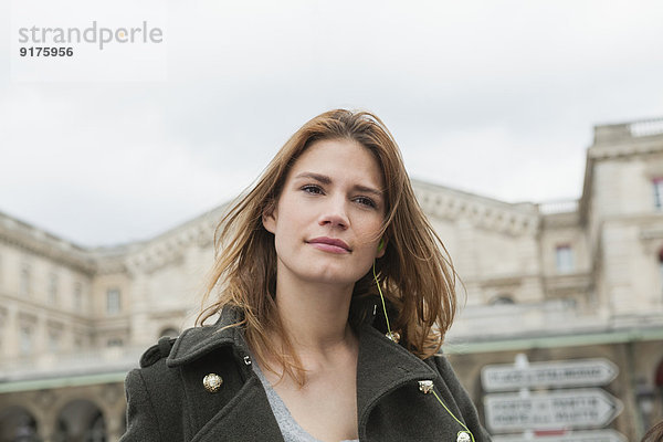 Frankreich  Paris  Portrait einer jungen Frau mit Ohrhörer