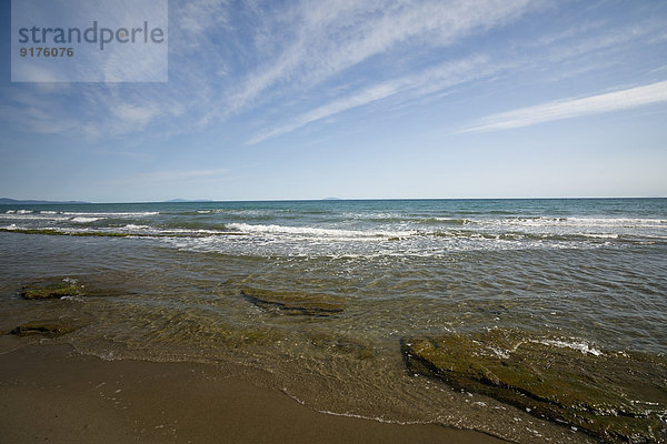 Italien  Toskana  Castiglione della Pescaia  Strand und Insel Elba im Hintergrund