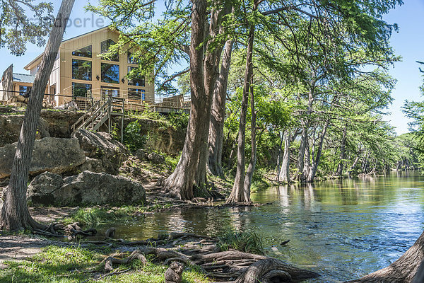 USA  Texas  Villa mit Blick auf den Frio River