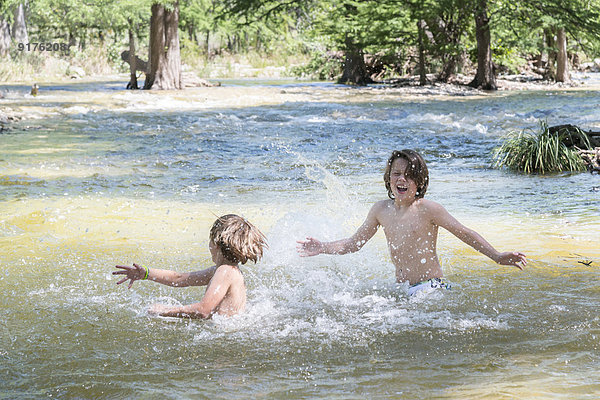 USA  Texas  Jungs spielen und planschen in Frio River