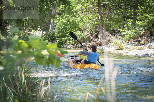 USA  Texas  Paar Kajakfahren auf dem Frio River