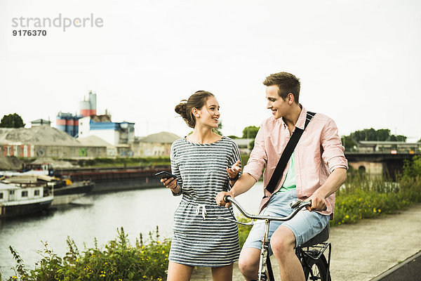Junges Paar mit Fahrrad