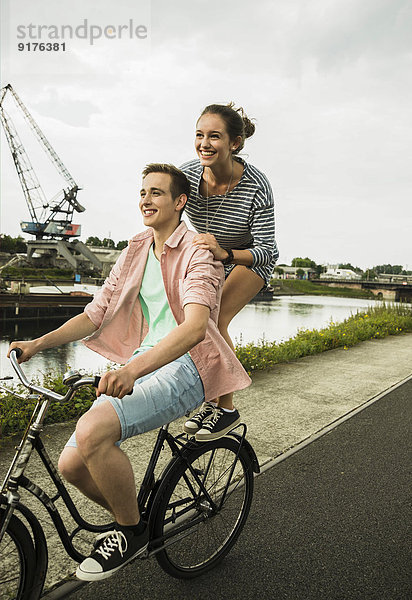 Junges Paar beim gemeinsamen Radfahren