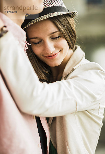 Porträt eines glücklichen  verliebten Teenagers