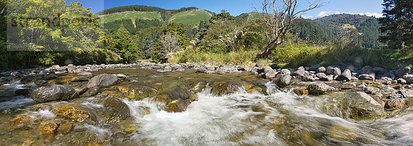 Neuseeland  Nelson  Maitai Valley  Wasser fließt über Felsen im Maitai River