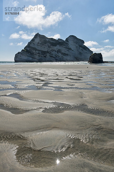 Neuseeland  Golden Bay  Wharar Strand  Sand am Strand bei Ebbe und Fels