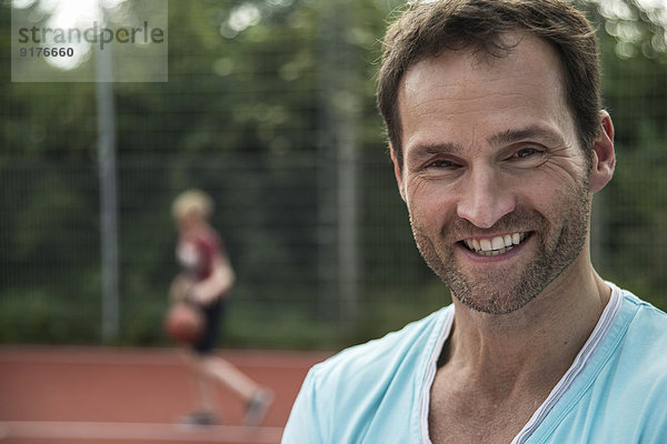 Deutschland  Mannheim  Vater und Sohn spielen Basketball