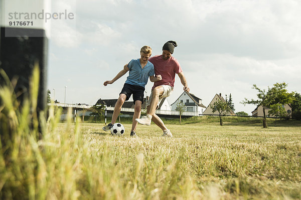 Deutschland  Mannheim  Vater und Sohn spielen Fußball