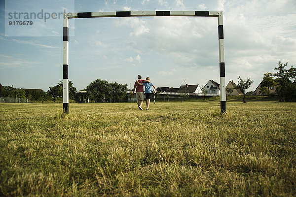 Deutschland  Mannheim  Vater und Sohn spielen Fußball