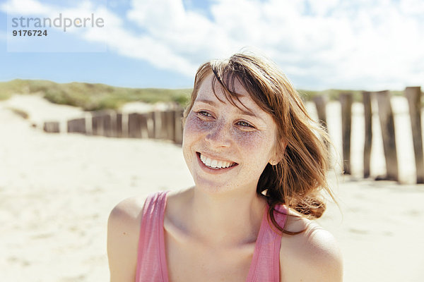 Porträt einer glücklichen Frau am Strand