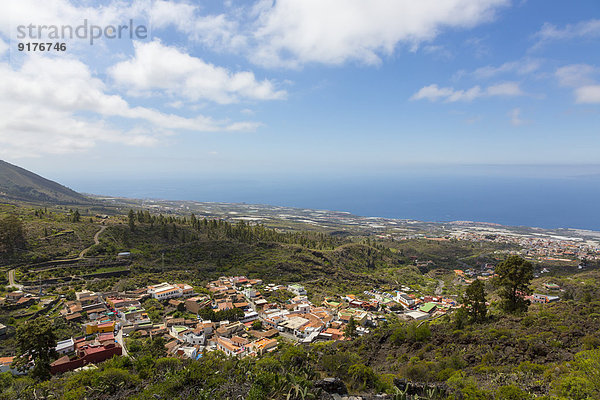Spanien  Kanarische Inseln  Teneriffa  Blick auf Bergdorf Chirche  Guia de Isora rechts und Porto San Juan