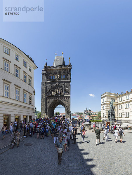 Tschechische Republik  Prag  Ritter vom Kreuzplatz mit Altstadtbrückenturm und neugotischer Statue Karls IV.