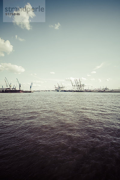 Deutschland  Hamurg  Schiff und Krane am Containerterminal Tollerort