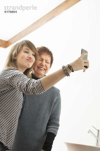 Deutschland  Berlin  Mutter und Tochter beim Selbstfotografieren