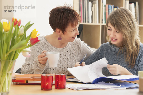 Deutschland  Berlin  Mutter und Tochter im Gespräch über Hausaufgaben