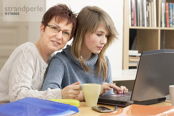 Deutschland  Berlin  Mutter und Tochter mit Laptop