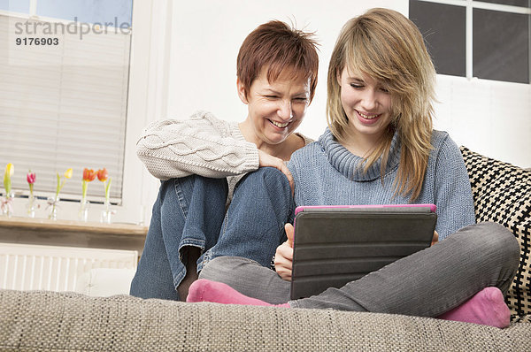 Deutschland  Berlin  Mutter und Tochter mit digitalem Tablett