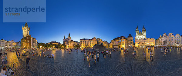 Tschechische Republik  Prag  Altstadtplatz mit altem Rathaus  St. Nikolauskirche  Jan-Hus-Denkmal und Tyn-Kathedrale am Abend