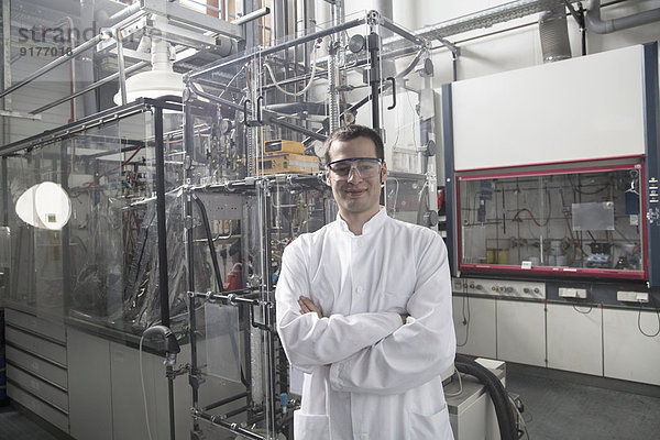 Porträt eines selbstbewussten Chemikers im Technikraum