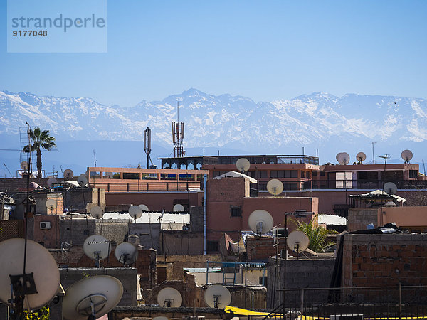 Marokko  Marrakesch  Blick über Dächer mit Satellitenschüsseln in Richtung Atlasgebirge