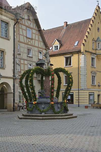 Deutschland  Baden-Württemberg  Sigmaringen  dekorierter Brunnen zu Ostern