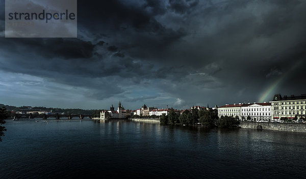 Tschechien  Prag  Stadtbild mit Moldau mit Gewitterwolken