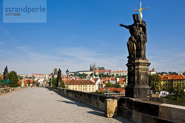 Tschechische Republik  Prag  Karlsbrücke  Statue des Heiligen Johannes des Täufers