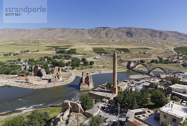 Türkei  Anatolien  Hasankeyf  Minarett der El Rizk Moschee am Fluss Tigris