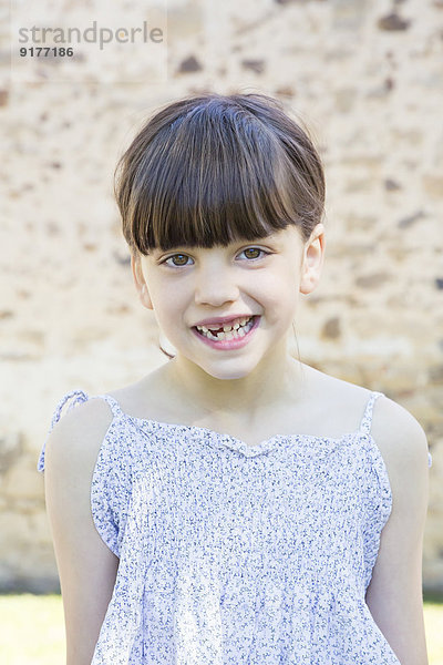 Porträt eines lächelnden Mädchens mit Zahnlücke