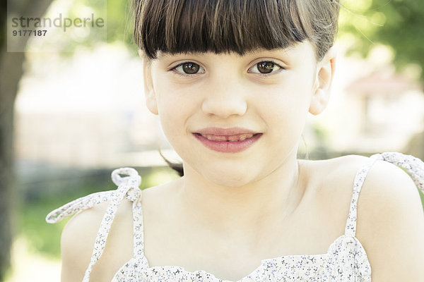 Porträt eines lächelnden Mädchens mit Zahnlücke  Teilansicht