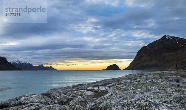 Skandinavien  Norwegen  Lofoten  Coast Haukland am Abend